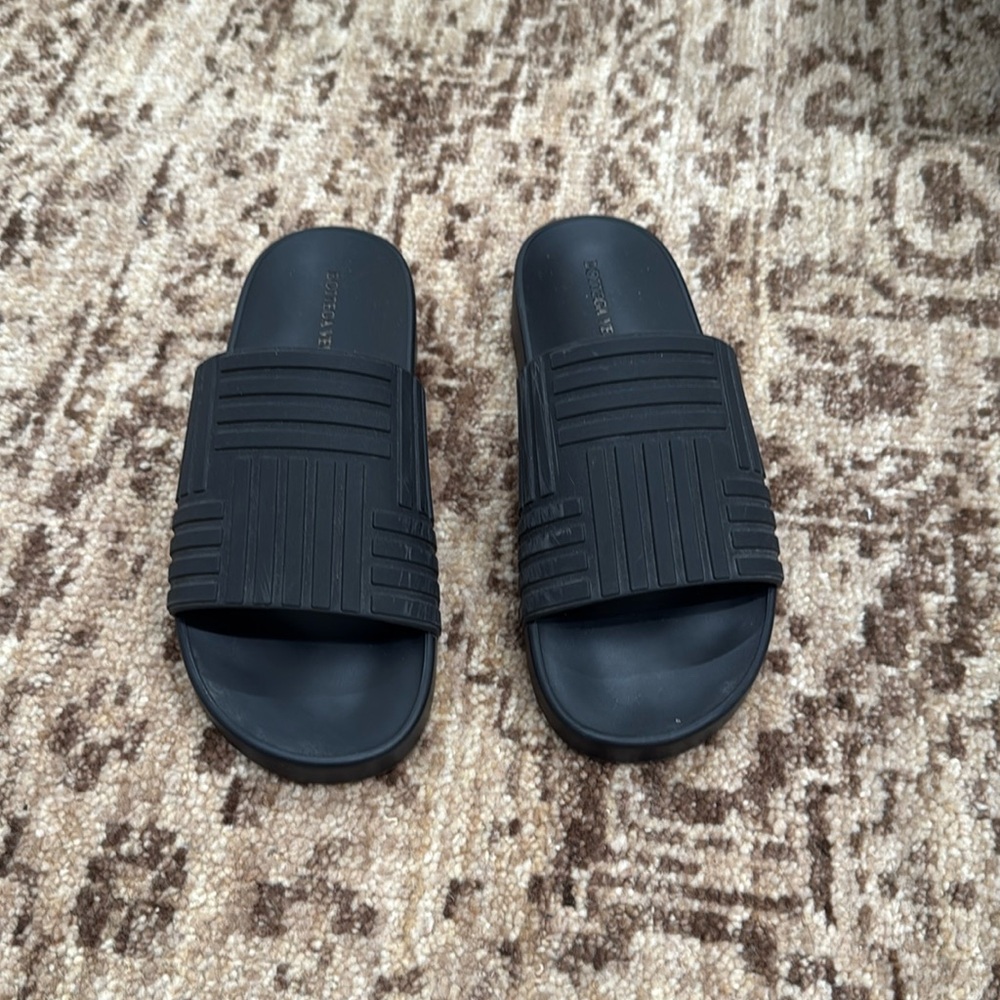 Bottega venetta rubber slides in black 38